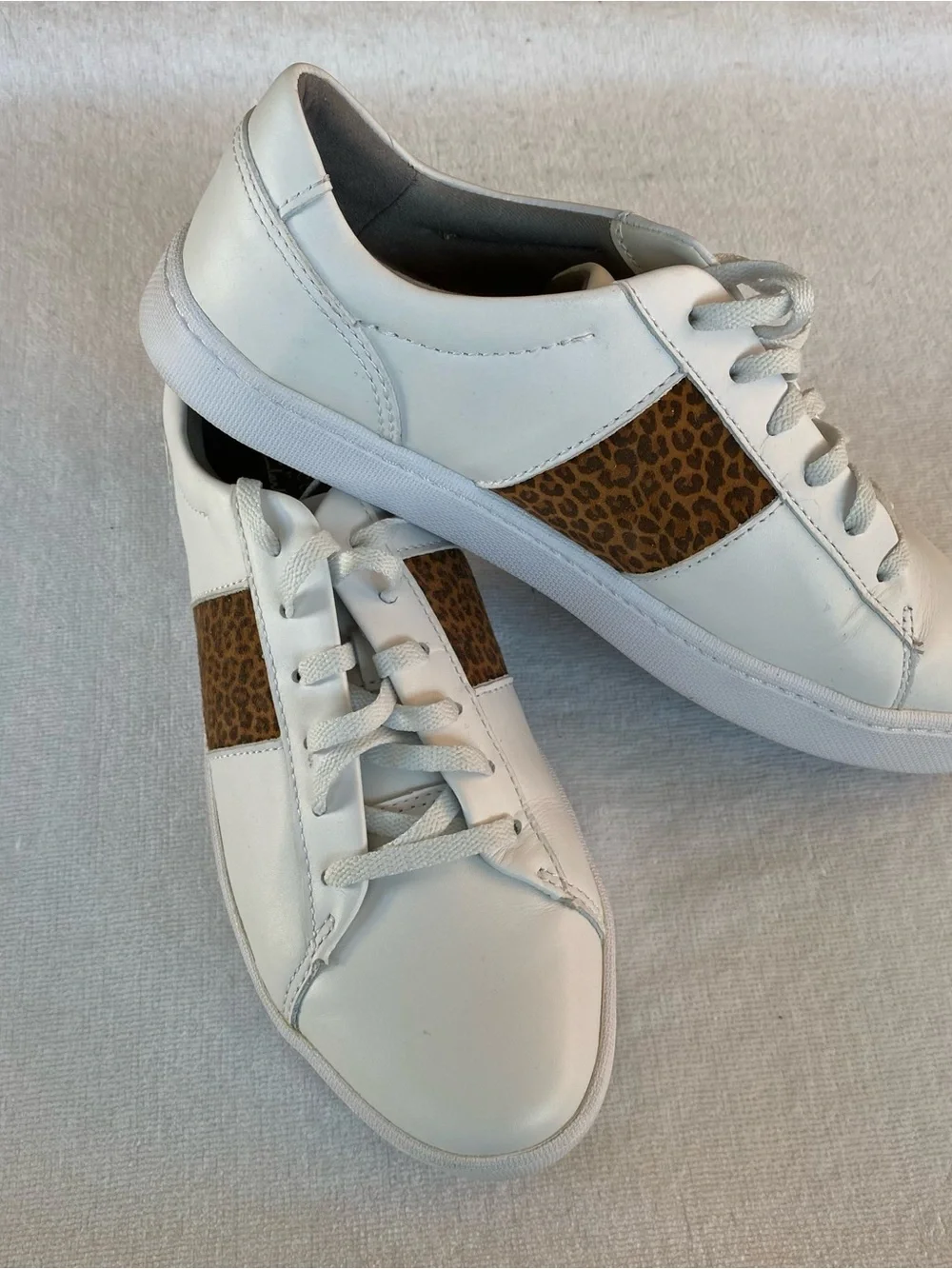 New Clarks Collections Pawley Rilee Leopard  White Leather LaceUp Sneakers Sz 9
